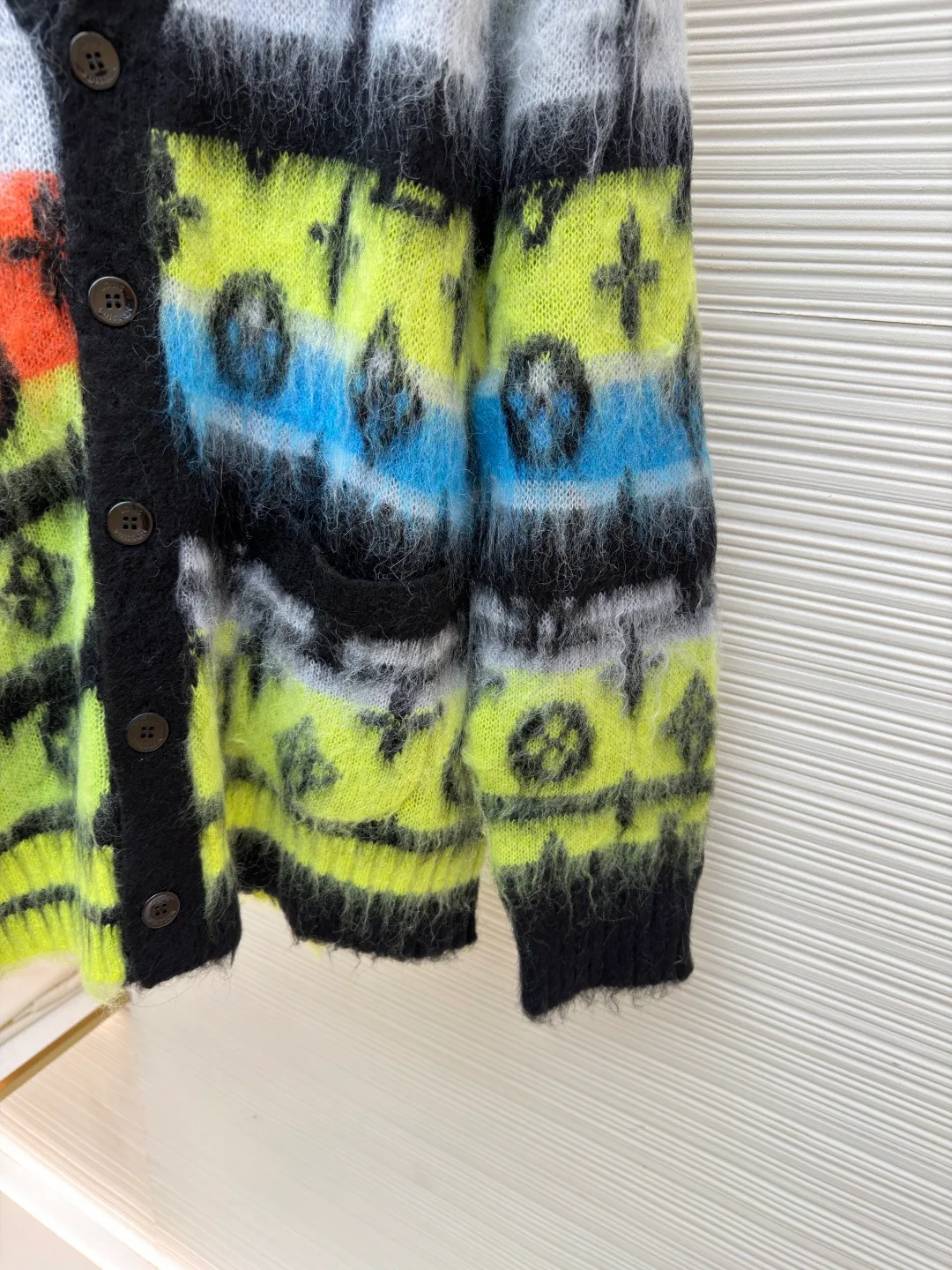 LOUIS VUITTON colorful mohair cardigan ●Original version: Purchased and developed for 13400 ●Item number: 1682122-C75 ●Fabric: mohair fabric ●Technology: Knitted production ●Color: Color ●Version: Fitted version ●Weight: about 610 grams ●Size: XS-S-M-L ●Description: Custom-woven mohair 67% + nylon 28% + sheep wool 5% yarn, purchased rich and finely ground mohair, imported Stoll weaving, full body alignment and stripe stitching, with black and white gray tones to highlight the full Monogram For the pattern, the mohair has been washed and naturally milled. After the shirt is woven, you need to manually remove the dotted lines that hang the hair, draw the knots and sew them. After sewing, wash and iron them to shape, then remove the clamps and catch the hair, wash it after catching it, and finally catch the hair again to achieve the same wool feel and effect as ZP. The process is very complicated. The overall wiring is straight and delicate, the fabric is comfortable and soft, and the color is consistent without color difference. It can be matched with the same style to create a fashionable look and control various occasions. Customized accessories, complete with three standards, same style for men and women!